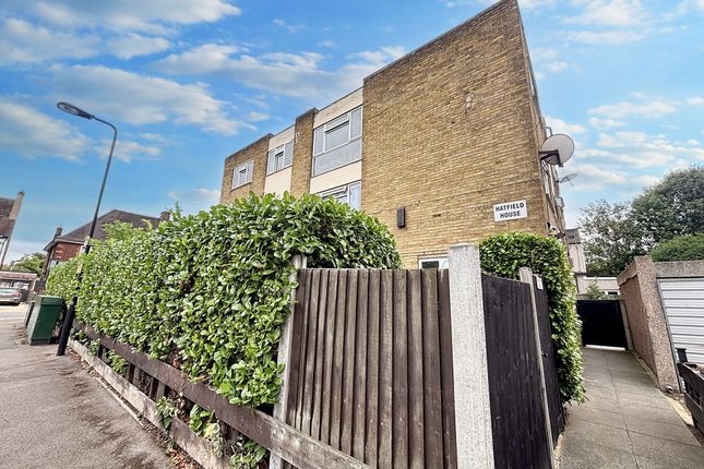 Teesdale Road, London, E11 3 bed flat for sale