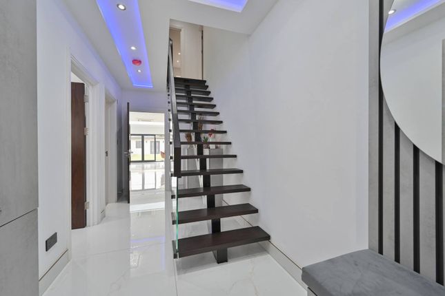 Alicia Gardens, Kenton, Harrow, HA3 5 bed semi