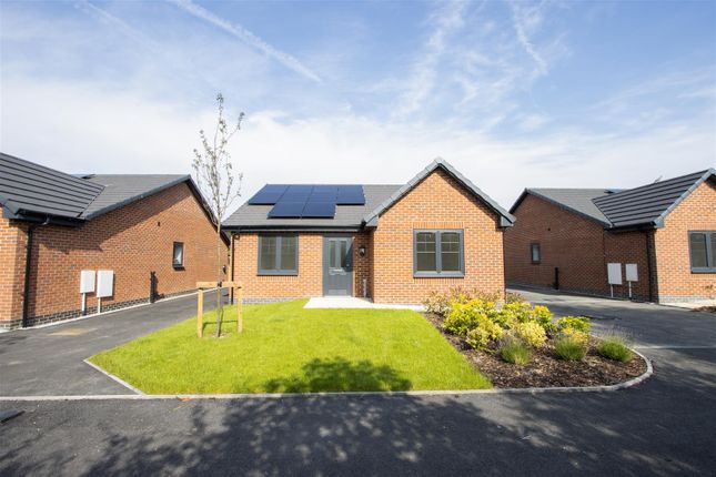 Holmgate Road, Clay Cross, Chesterfield 3 bed detached bungalow for sale