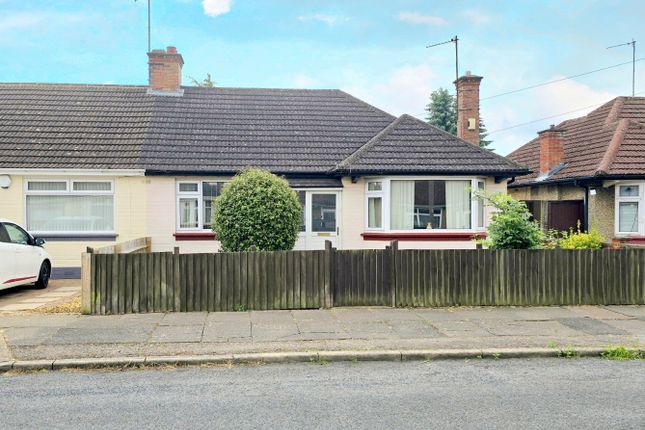 Ferndale Road, The Headlands... 2 bed semi