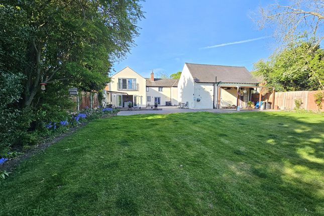 6 bed link detached house