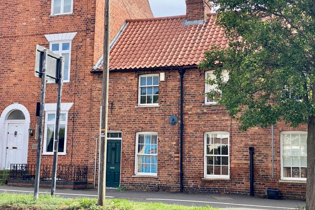 North Parade, Grantham, NG31 3 bed terraced house for sale