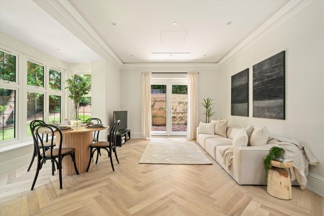 Oxshott, Leatherhead, KT22 2 bed flat for sale