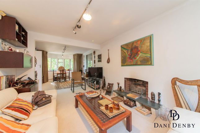 Tretawn Gardens, London NW7 3 bed detached house for sale