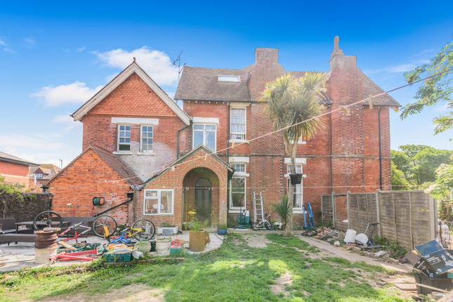 5 bed detached house