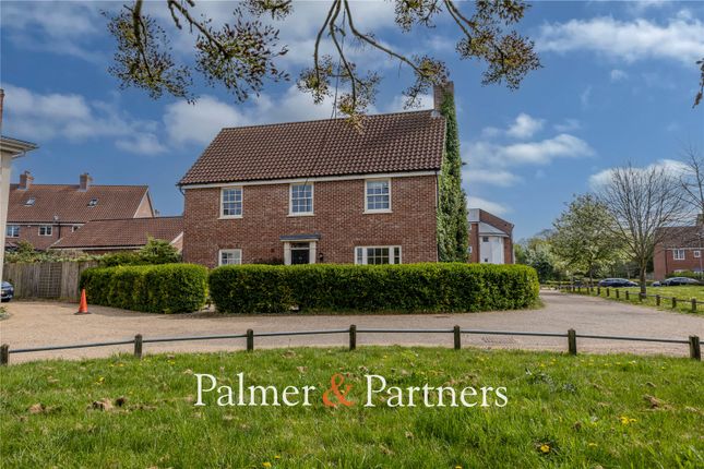 Warren Avenue, Saxmundham, Suffolk, IP17 4 bed detached house for sale