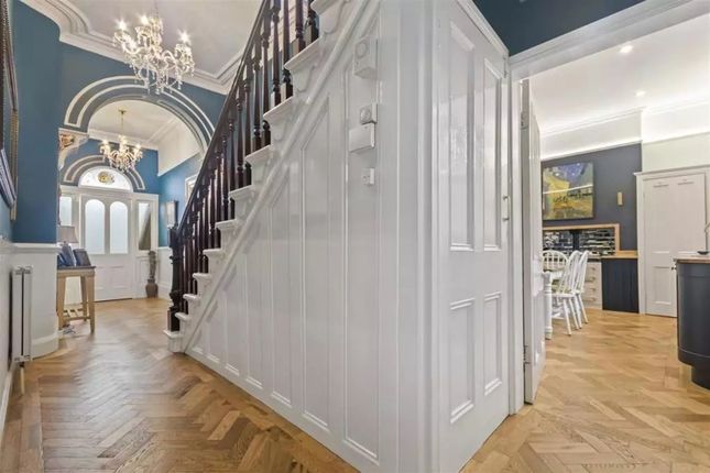 6 bedroom link detached house for sale