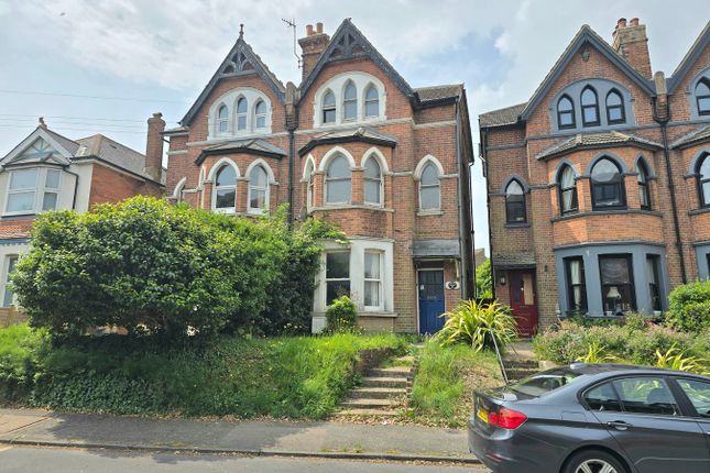6 bed semi-detached house