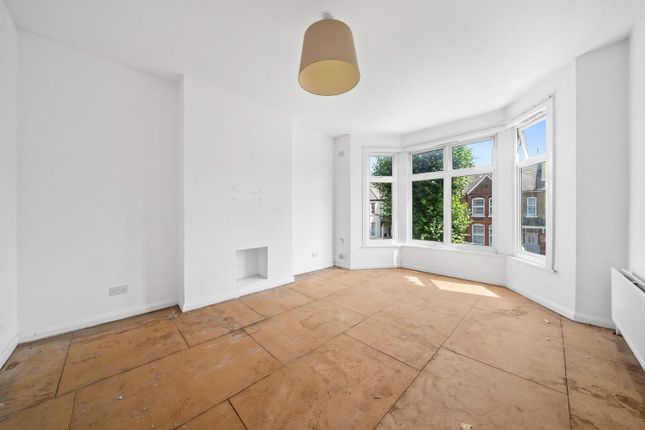 Connaught Road, London, NW10 2 bed flat for sale