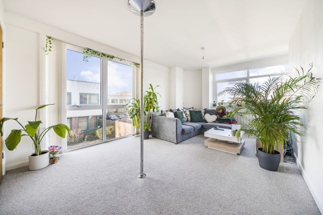 Dauntsey House, Bentham Close... 2 bed flat for sale