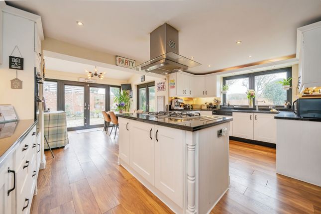 5 bedroom semi-detached house for sale