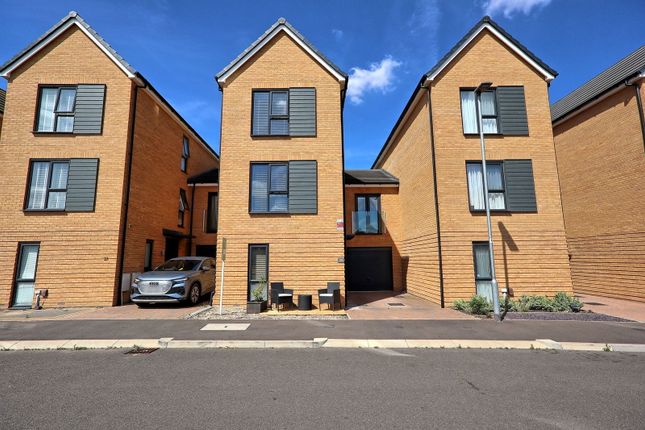 Park Way, South Ockendon RM15 4 bed link detached house for sale