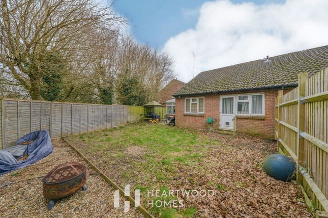 Beverley Gardens, St Albans AL4 9BJ 2 bed terraced bungalow for sale