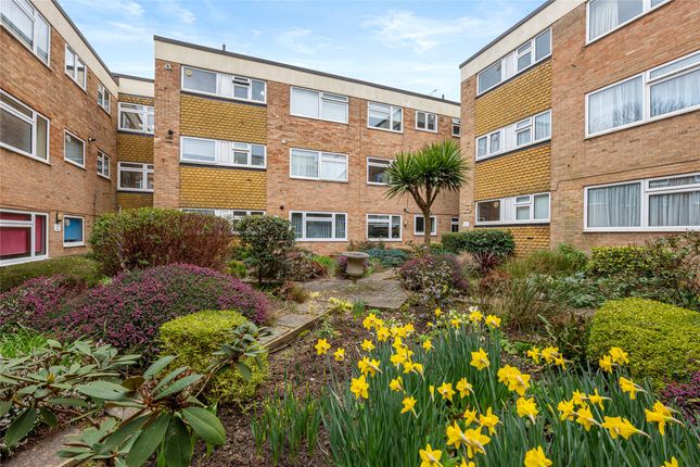 Windfield, Leatherhead, Surrey, KT22 2 bed flat for sale