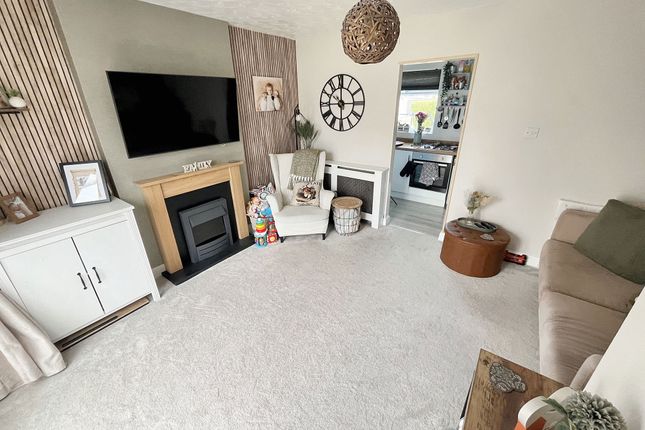 Hadleigh Crescent, Longlands... 2 bed semi