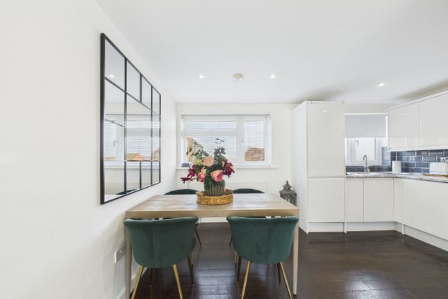 Langdon Shaw, Sidcup DA14 2 bed ground floor maisonette for sale
