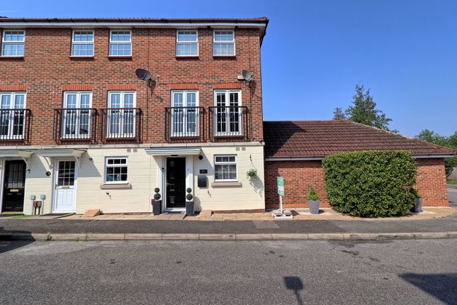 Harper Close, Grays RM16 3 bed end of terrace house for sale