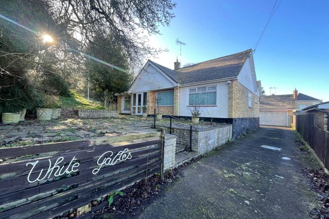 Castle Drive, Rayleigh, Essex, SS6 3 bed bungalow for sale