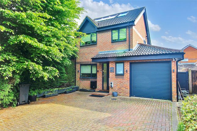 Bloomfield Close, Woking GU21 2 bed detached house for sale