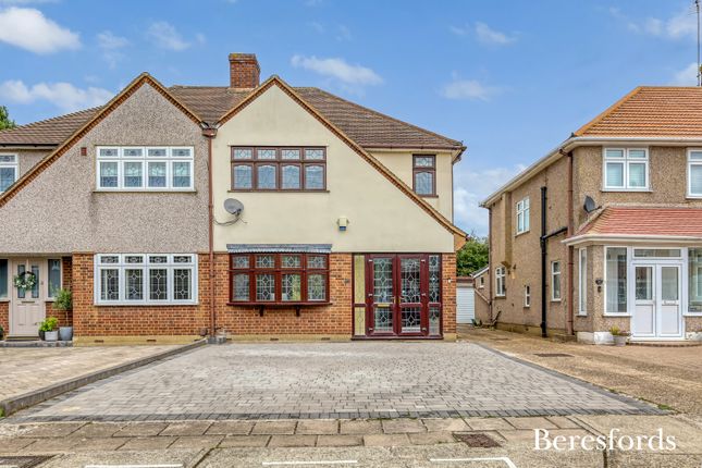 Dart Close, Upminster, RM14 3 bed semi