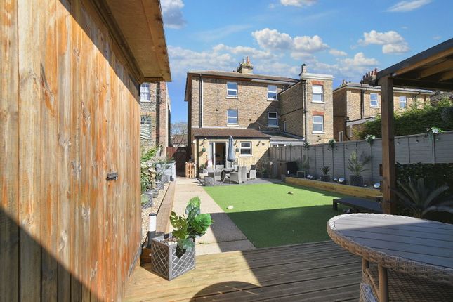 6 bedroom semi-detached house for sale