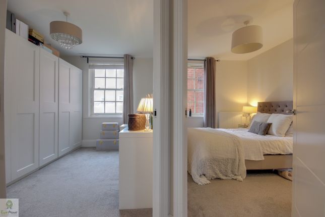 12 Potters Court St. Georges Parkway... 2 bed apartment for sale