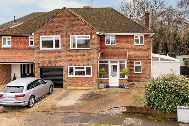 Mole Abbey Gardens, West Molesey KT8 3 bed semi
