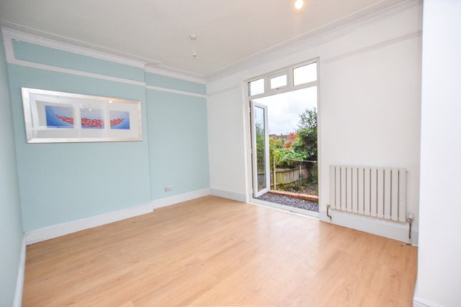 South Norwood Hill, London, SE25 3 bed apartment for sale