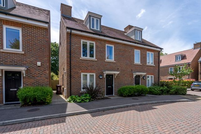 King William Close, Chichester 3 bed semi