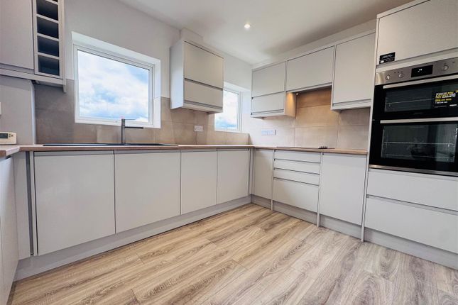 Ridge Crescent, Wakefield WF4 3 bed semi