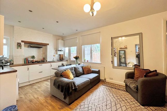 Westcliff on Sea SS0 2 bed apartment for sale