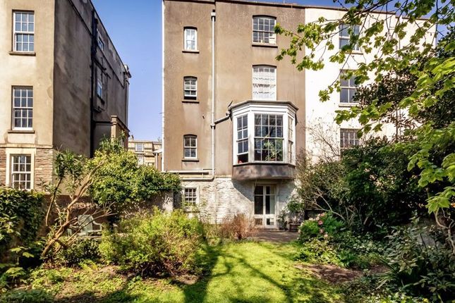 6 bedroom semi-detached house for sale