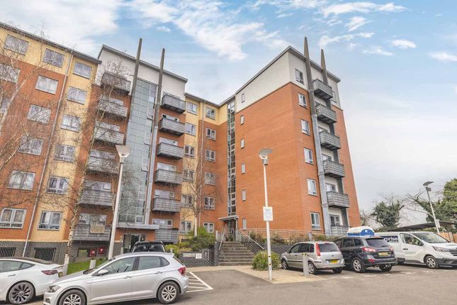 Priory Heights, Buckingham Avenue... 2 bed flat for sale