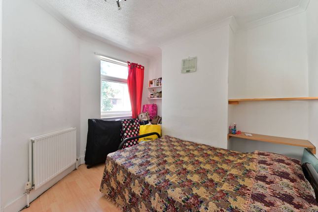 Kimble Road, Colliers Wood, London, SW19 2 bed flat for sale