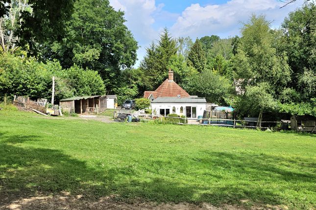 Sandhawes Hill, East Grinstead RH19 3 bed detached bungalow for sale