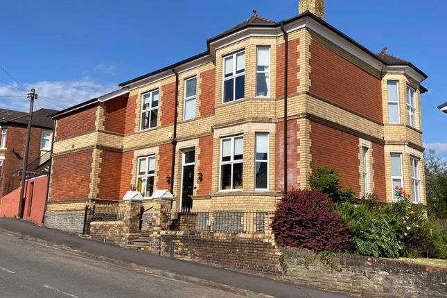 5 bed detached house