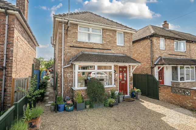 Willow Road, Godalming, Surrey, GU7 3 bed detached house for sale