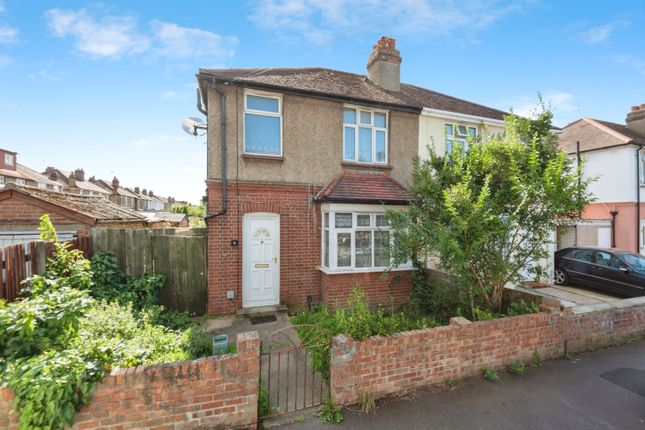 Rosslyn Avenue, Feltham TW14 3 bed semi