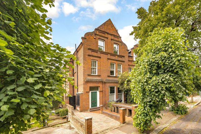 Avenue Gardens, London W3 2 bed flat for sale