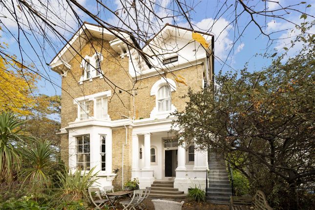 Lansdowne Court, Lansdowne Road... 3 bed apartment for sale