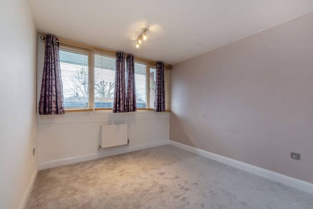 Phipps Bridge Road, Mitcham, CR4 2 bed flat for sale