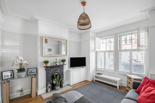 Lydden Grove, Earlsfield, London, SW18 2 bed flat for sale