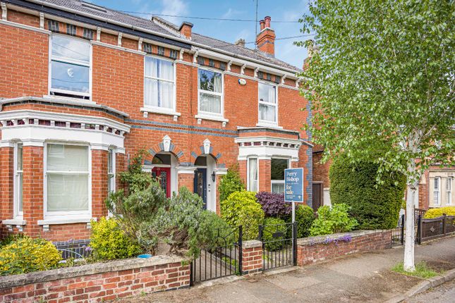Ewlyn Road, Leckhampton, Cheltenham... 3 bed semi