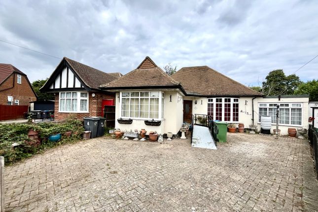 Elmcroft Close, Chessington, Surrey.... 2 bed detached house for sale