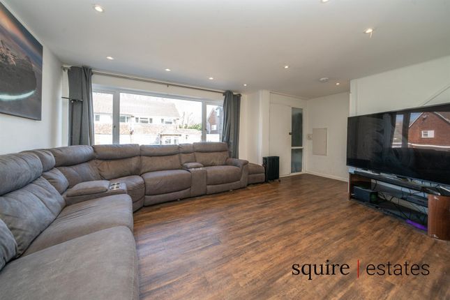Green Dell Way, Leverstock Green... 4 bed semi