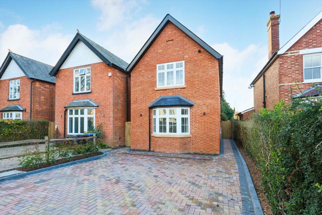New Haw Road, Addlestone, Surrey, KT15. 3 bed detached house for sale