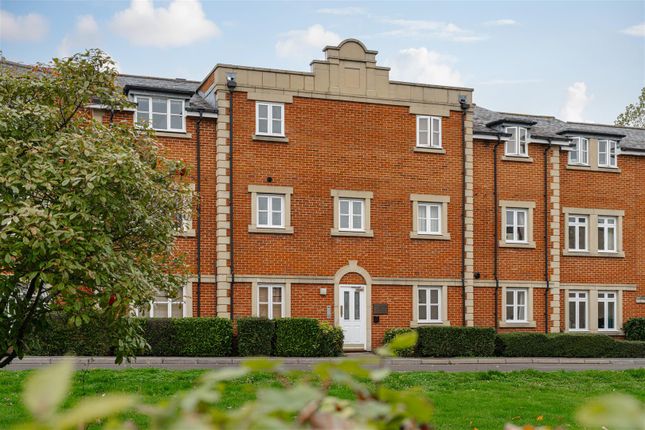 Royal Earlswood Park, Redhill 2 bed flat for sale