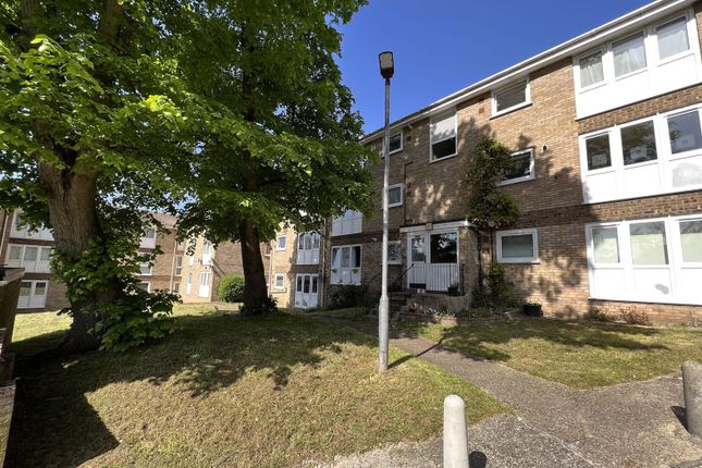 Bells Hill, Barnet 2 bed flat for sale