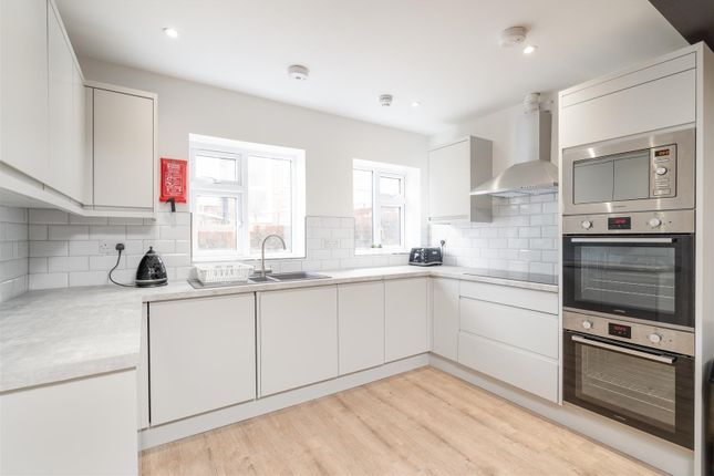 Mayhew Crescent, High Wycombe HP13 6 bed semi