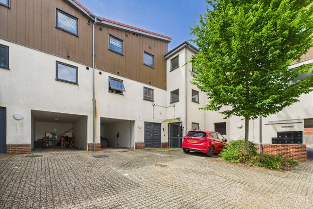 Splash Court, Braintree, CM7 1 bed apartment for sale